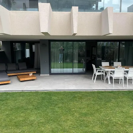 Готель Oasis 325 Cronos Homes Естепона