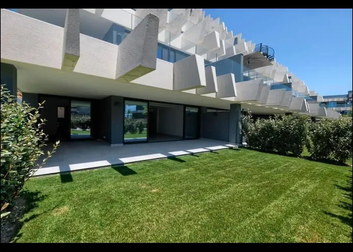 Oasis 325 Cronos Homes Готель *